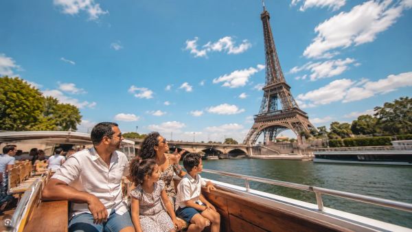 Visiter Paris en famille en bateau : les meilleures croisières adaptées aux enfants